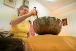 Peter Hess Klangmassage bei Yoga Kiel